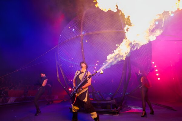 Цирк – акробатическое шоу и световое представление на Пхукете