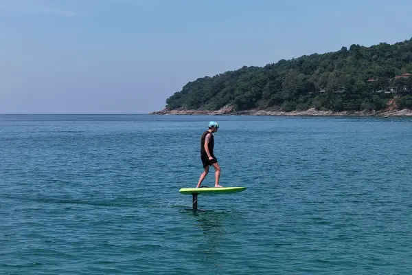 Фойл-серфинг на Пхукете – катание на электро доске с подводным крылом