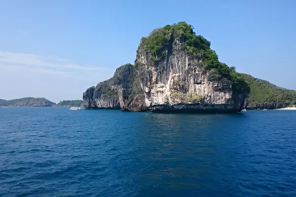 Острова Пхи-Пхи и встреча заката у острова Майтон на катамаране