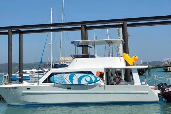 Морская рыбалка на рассвете - на катамаране