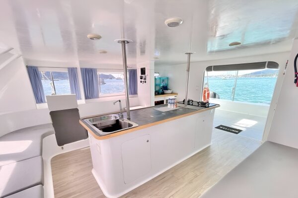 Морская рыбалка на рассвете - на катамаране