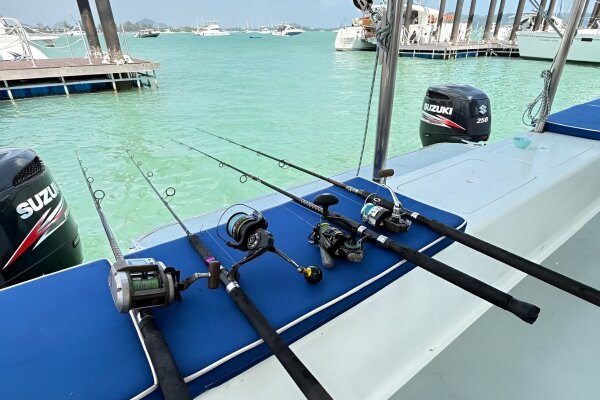 Морская рыбалка на рассвете - на катамаране