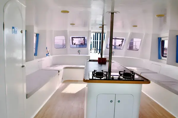 Морская рыбалка на рассвете - на катамаране