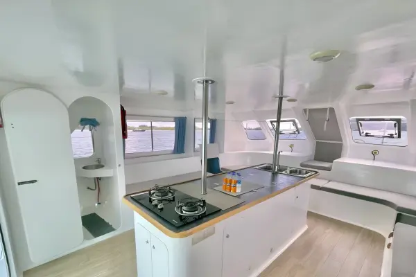 Морская рыбалка на рассвете - на катамаране