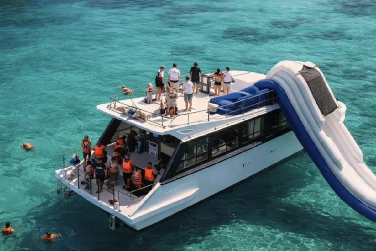 Пхи Пхи, Рача Яй и закатная вечеринка у острова Майтон - Премиальное путешествие на катамаране