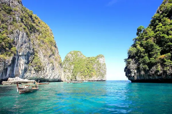 Экскурсия на Пхи-Пхи и Майя Бей на люкс катамаране "Ной"