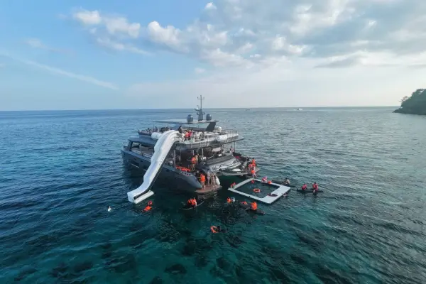 Экскурсия на Пхи-Пхи и Майя Бей на люкс катамаране "Ной"