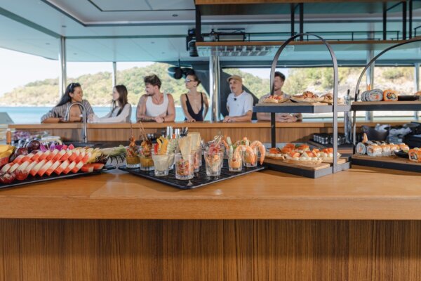 Экскурсия на Пхи-Пхи и Майя Бей на люкс катамаране "Ной"