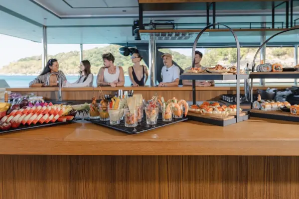 Экскурсия на Пхи-Пхи и Майя Бей на люкс катамаране "Ной"