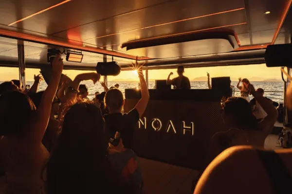 Экскурсия на Пхи-Пхи и Майя Бей на люкс катамаране "Ной"