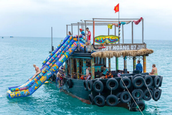 Нячанг: морская вечеринка со снорклингом, водной горкой, аниматорами и живой музыкой